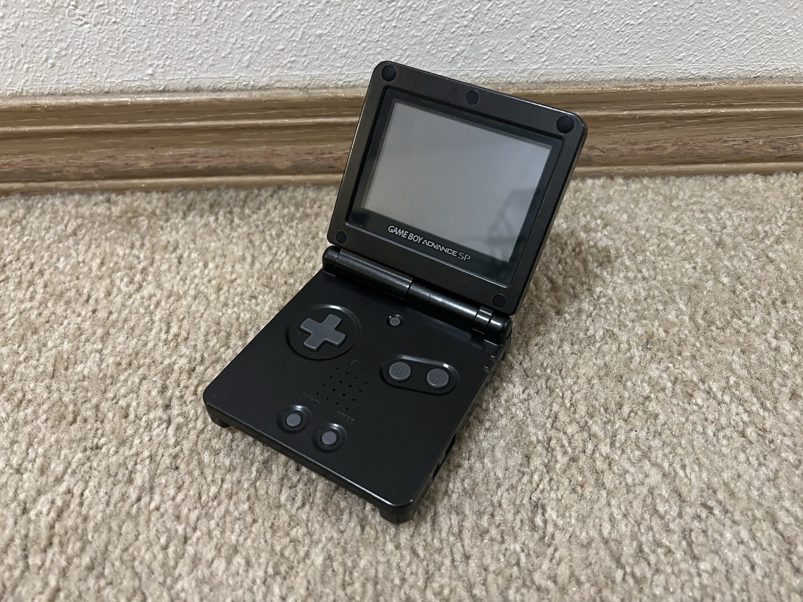 Nintendo Game Boy Advance SP Onyx Black Handheld Console – Turns on – read desc