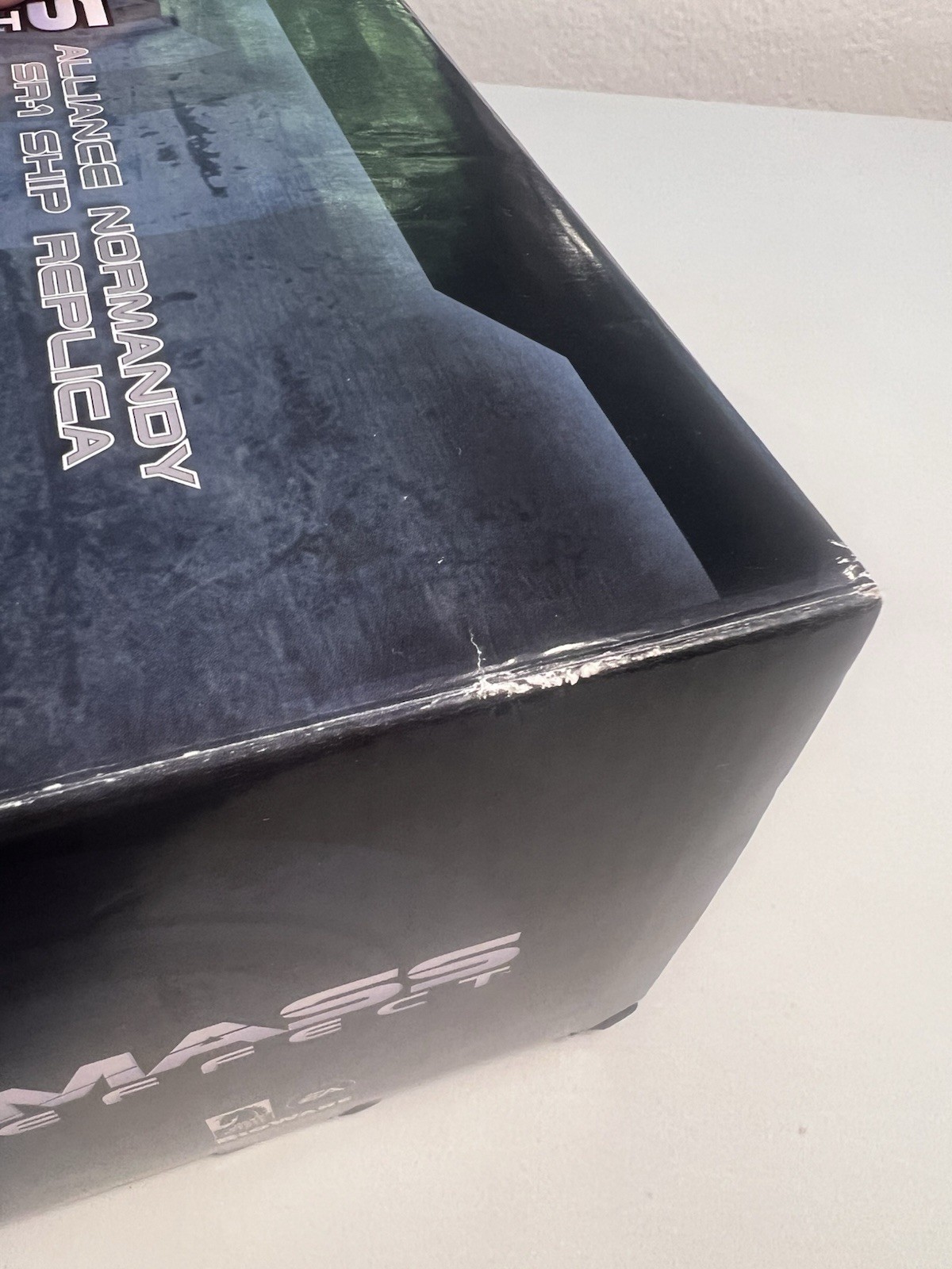Dark Horse Mass Effect Alliance Normandy SR-1 Ship Replica Statue with Box 2013