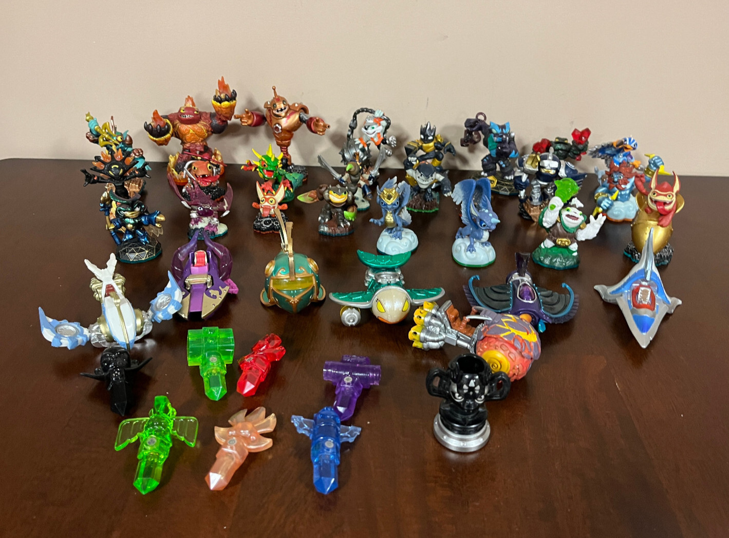 Skylanders Huge Mixed Lot Of – 24 figures, 7 Traps, 7 Vehicles & 1 trophy