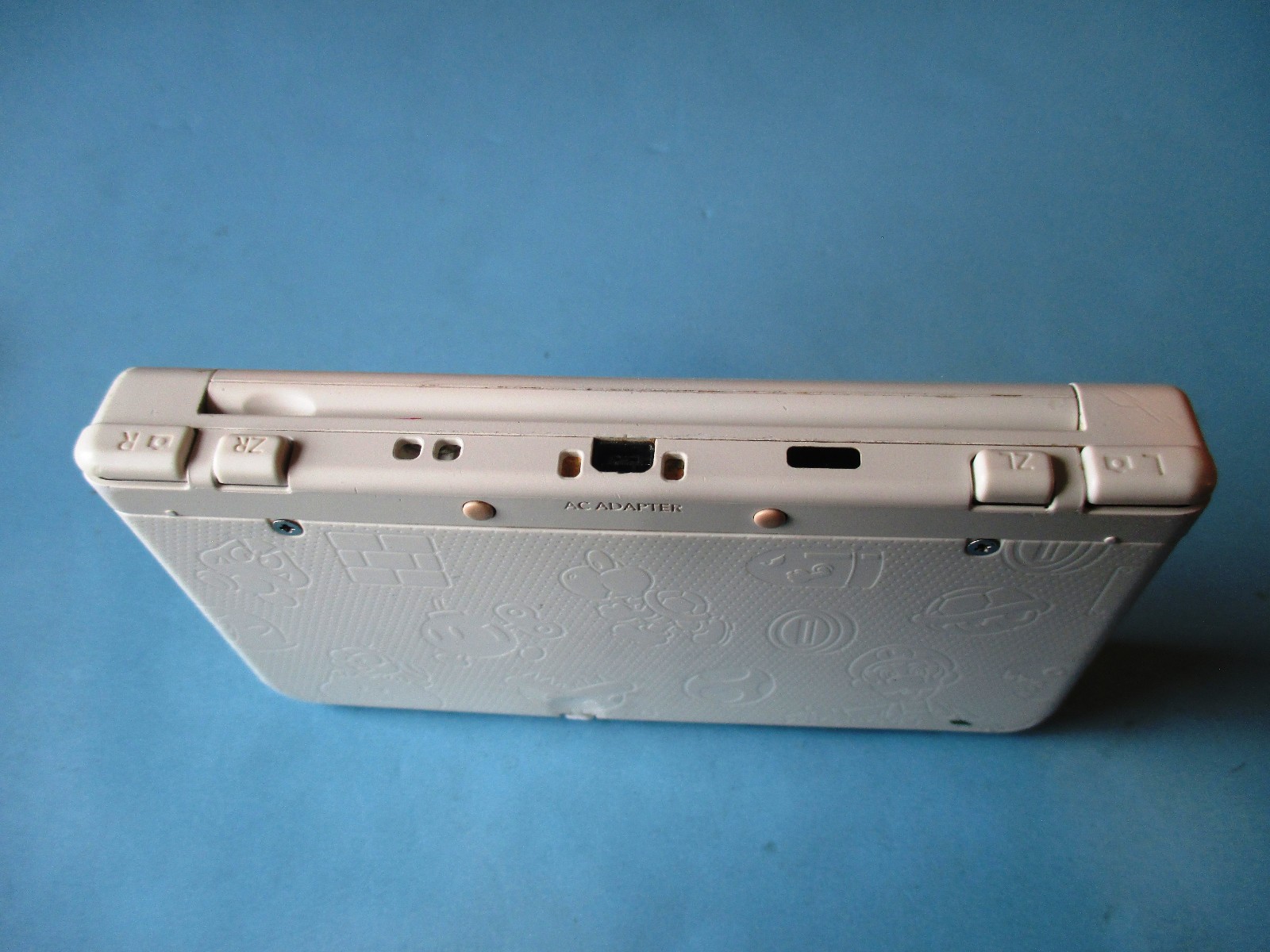 New Nintendo 3DS Super Mario White Edition System w/Charger & Stylus