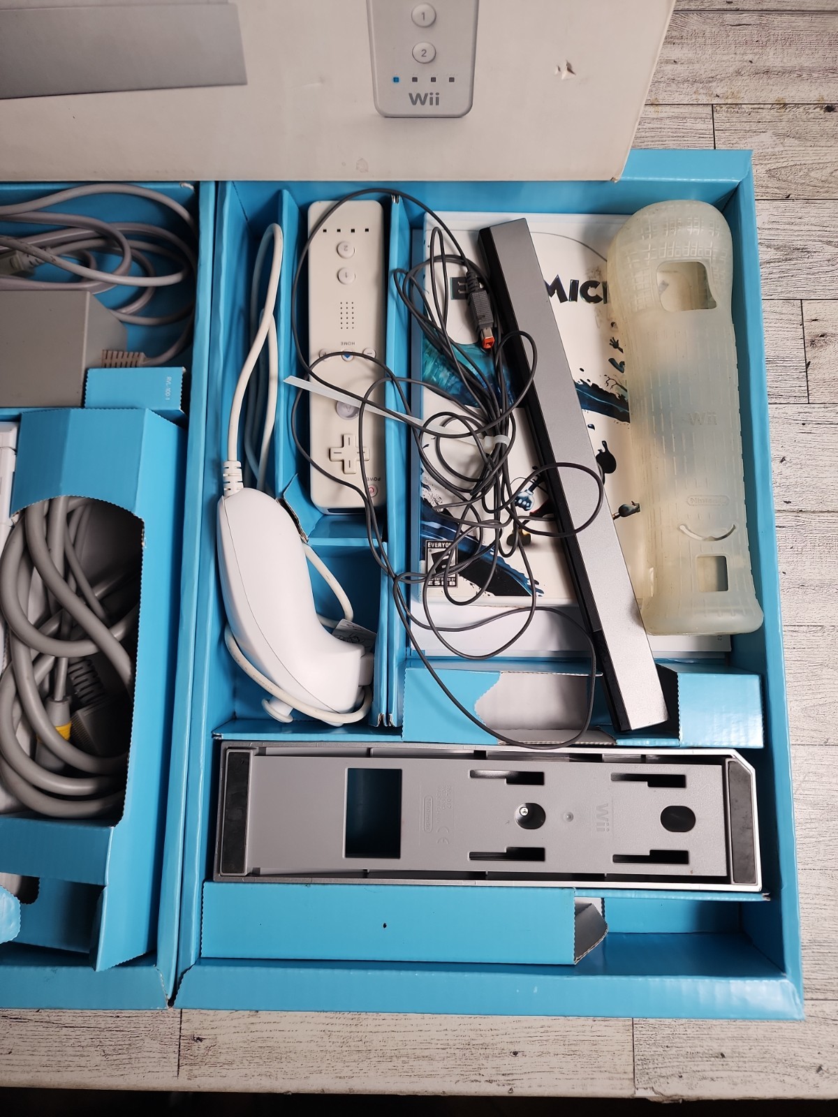 Vintage Nintendo Wii Console Bundle White RVL-001 w/ Original Box & Game 2006