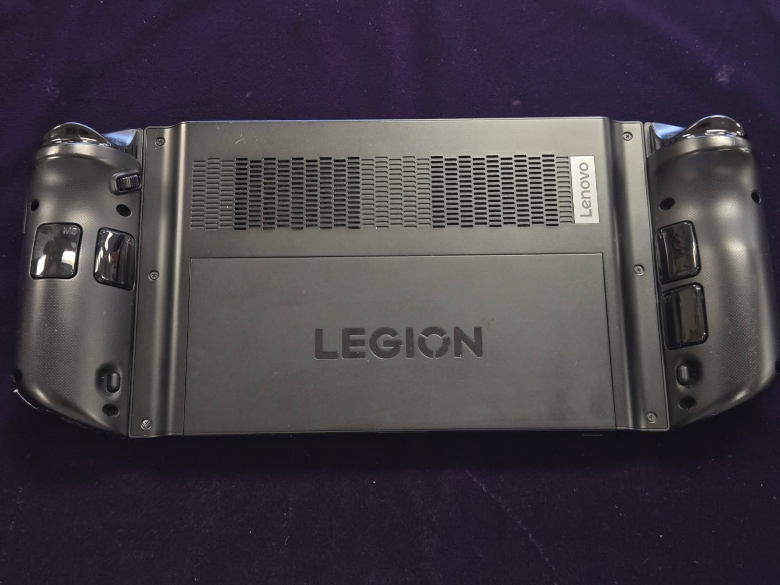 Lenovo Legion Go 8APU1 8.8″ Ryzen Z1 Extreme 16GB 512gb Handheld with Case
