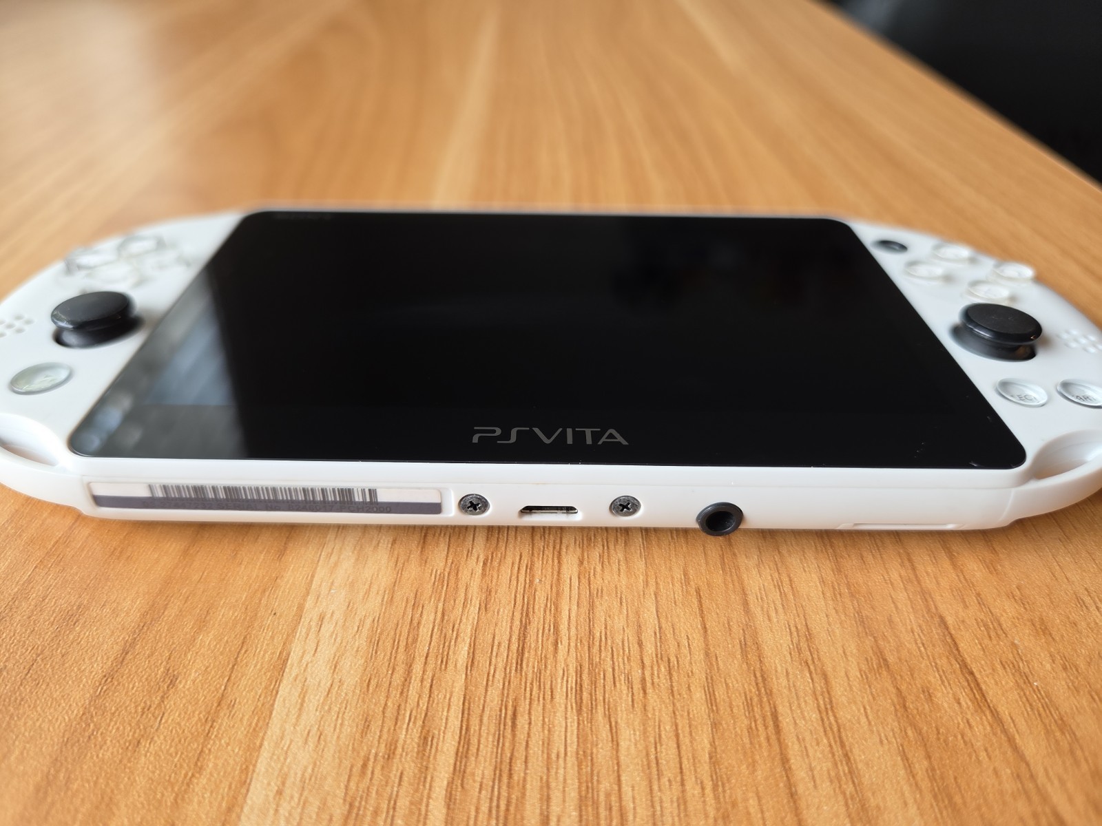 Sony PS Vita PCH-2000 Slim White + Charger GREAT CONDITION US SELLER