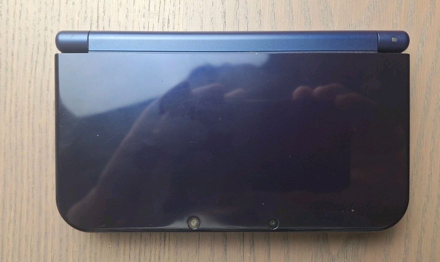 New Nintendo 3DS XL Metallic Blue Charger + 32GB SD Card | Region Free