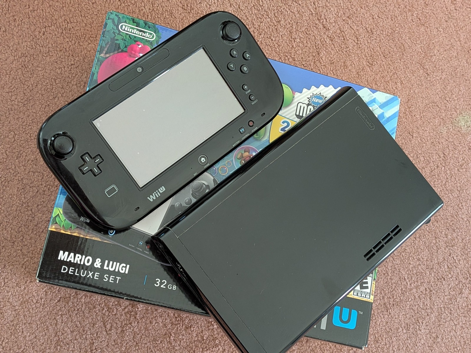 Nintendo Wii U Deluxe 32GB Console w/Original Box, no games, bonus gamepad case