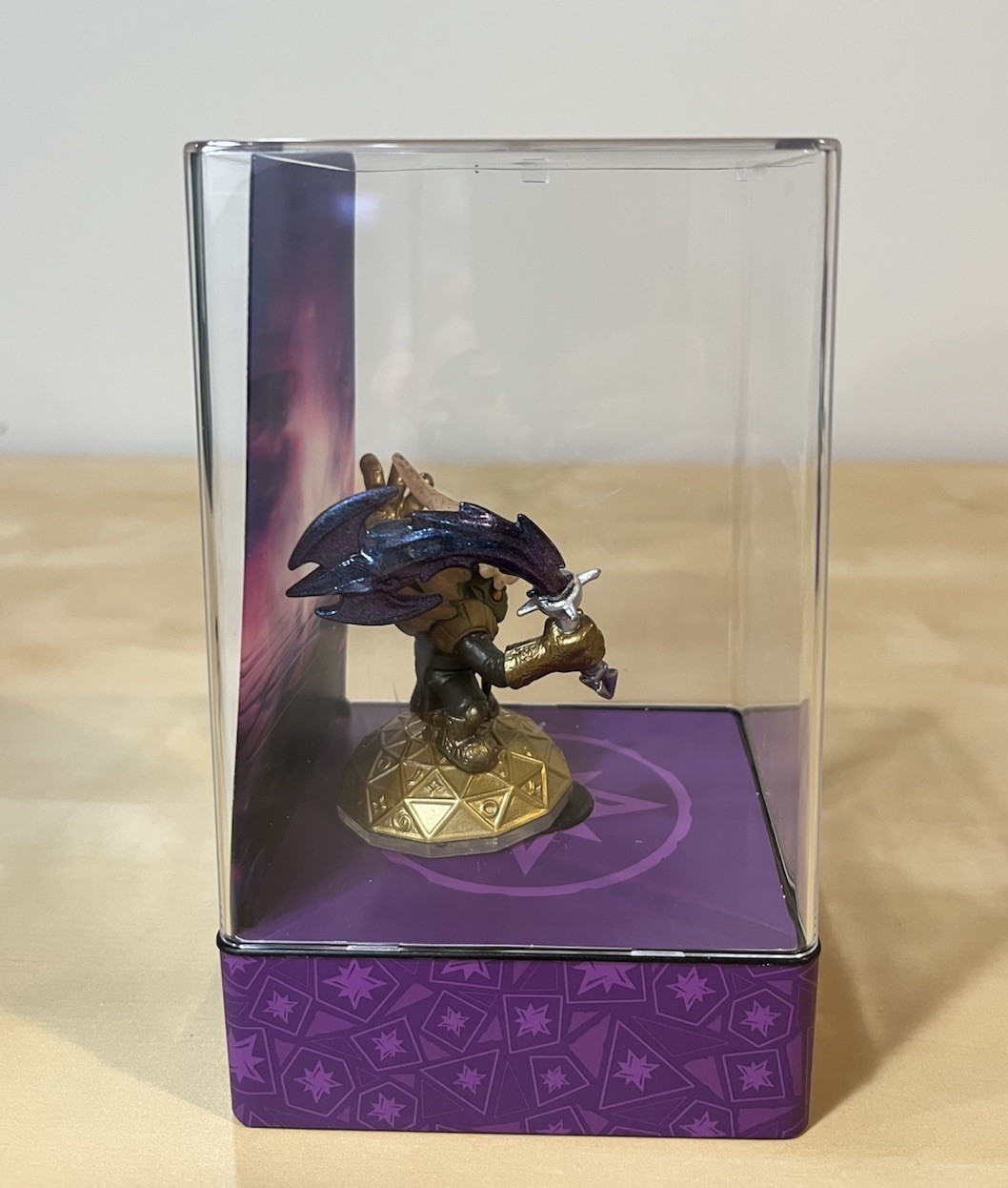 Skylanders Eons Elite Voodood With Display Case. CLEANED AND TESTED.