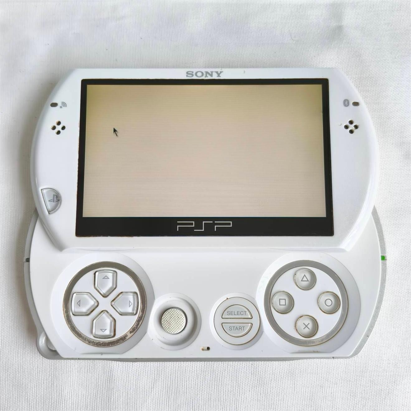 Sony PSP GO console White with Charger PSP-N1001 with bag