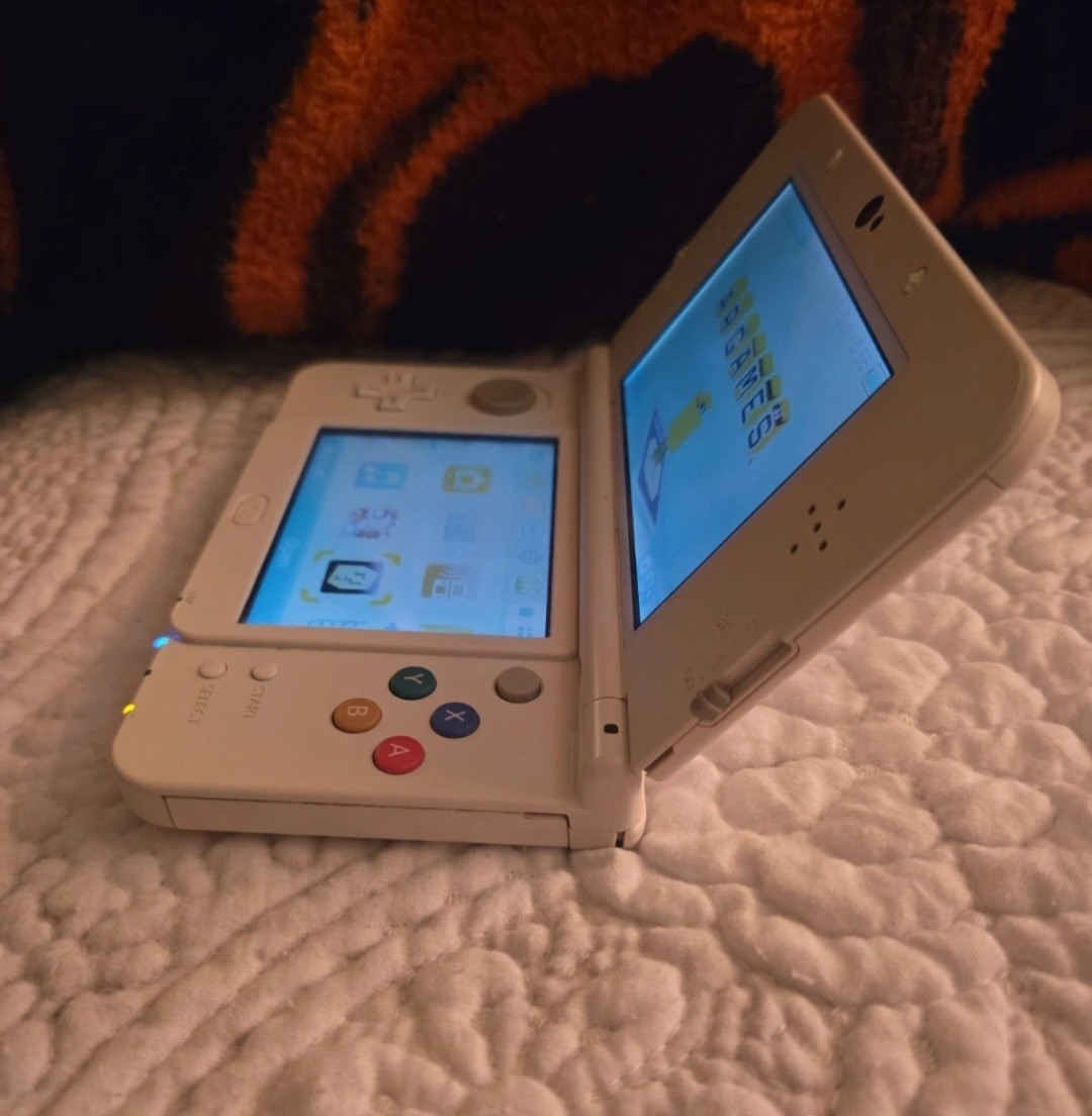 Nintendo New 3DS Super Mario Edition Handheld System – White TESTED No Stylus