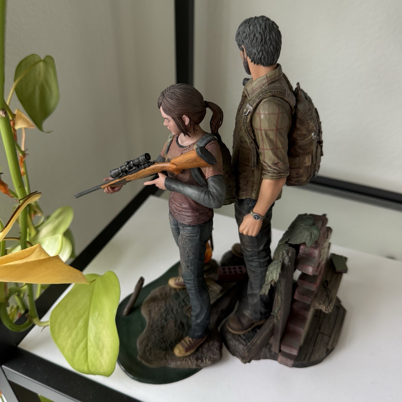 Mamegyorai The Last of Us Joel and Ellie 1:9 Statue Set – Sideshow Collectibles