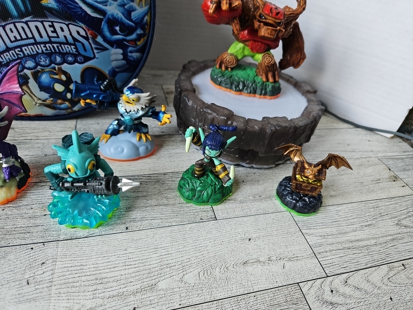Skylanders Lot of 10 Character & Vehicle Figures w/ Bag And Changing Color Base