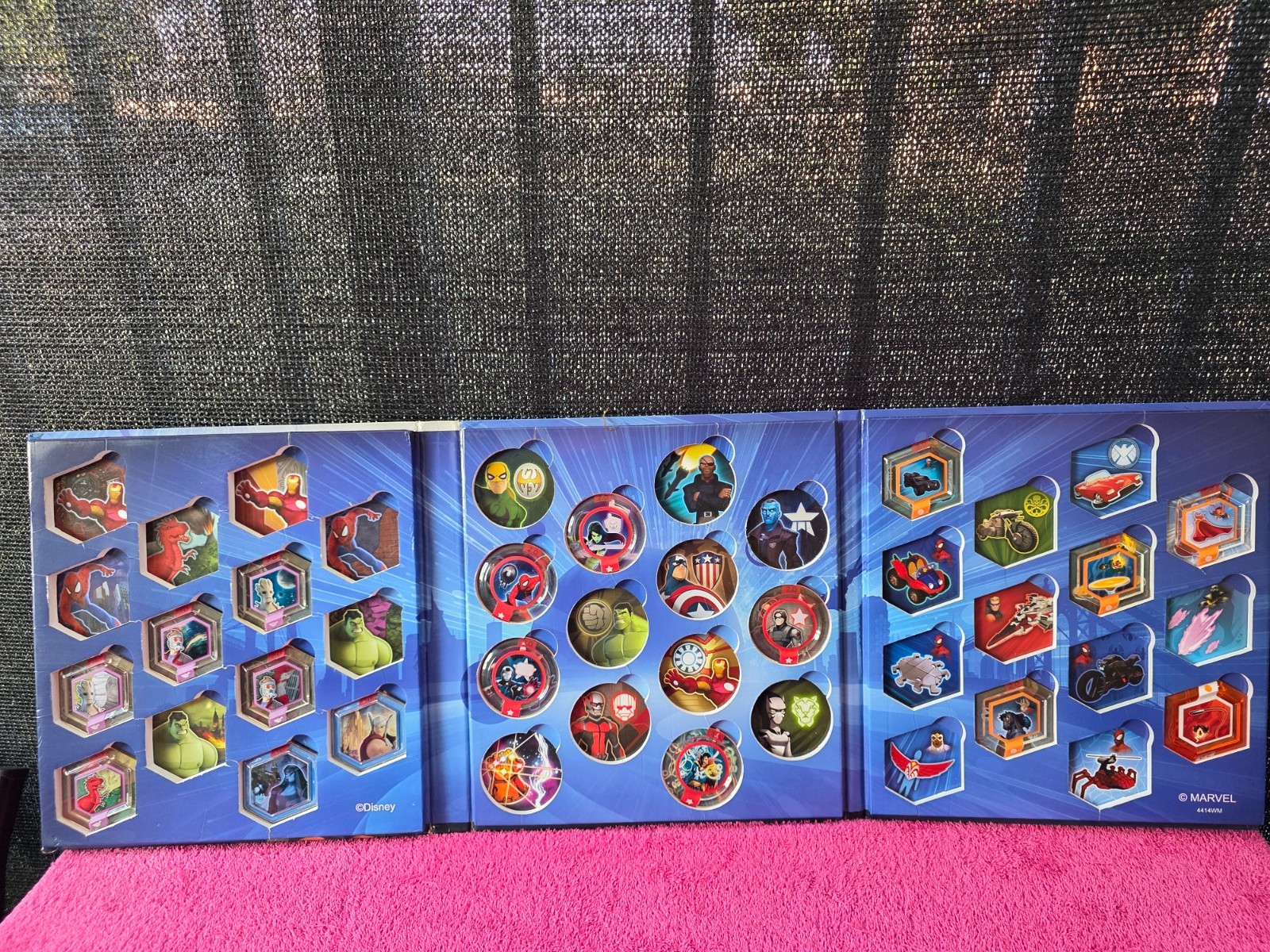 Disney Infinity 2.0 Marvel Super Heroes Power Disc Binder Album With 17 Discs