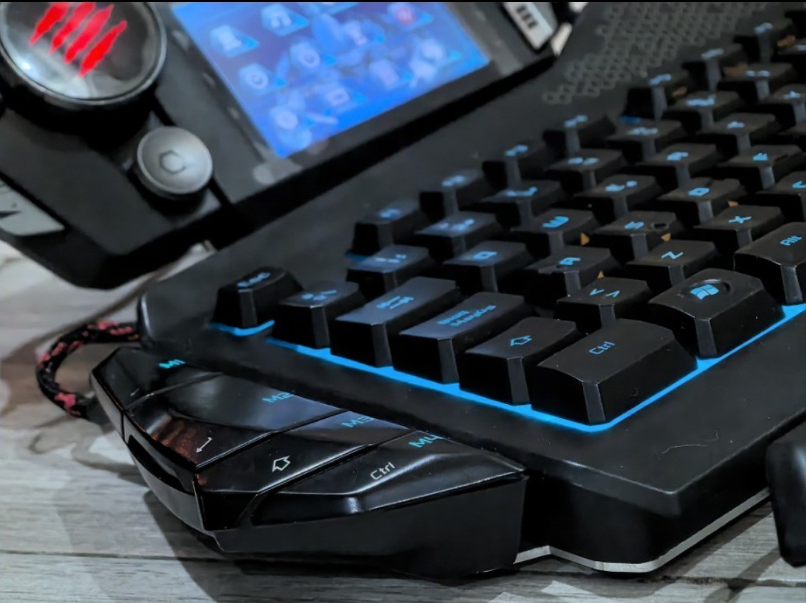 Mad Catz STRIKE 7 Modular PC Gaming Keyboard VENOM Touchscreen Open Box