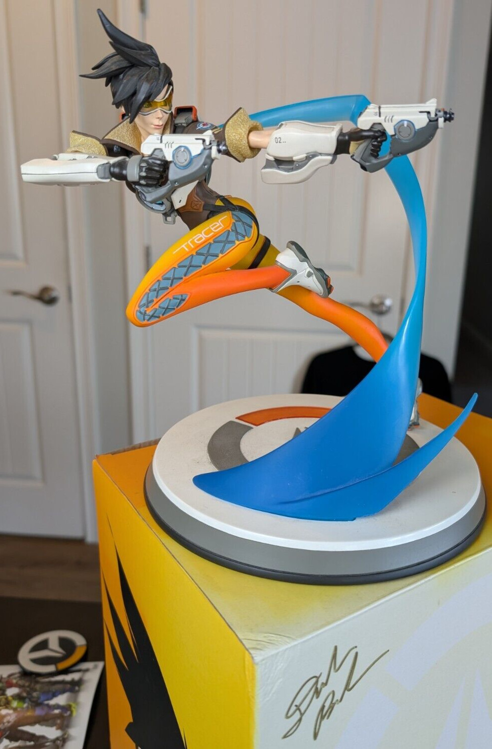 OVERWATCH TRACER Statue Lot-Blizzard Team signed Box, T-Shirt,Poster,Coins