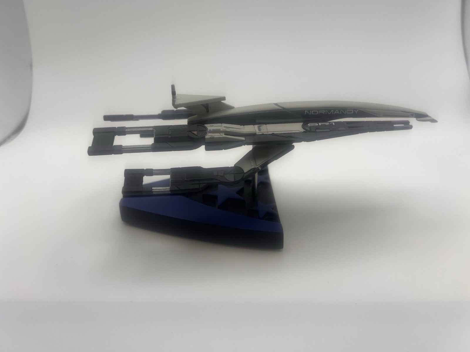 Dark Horse Mass Effect Alliance Normandy SR-1 Ship Replica Statue with Box 2013
