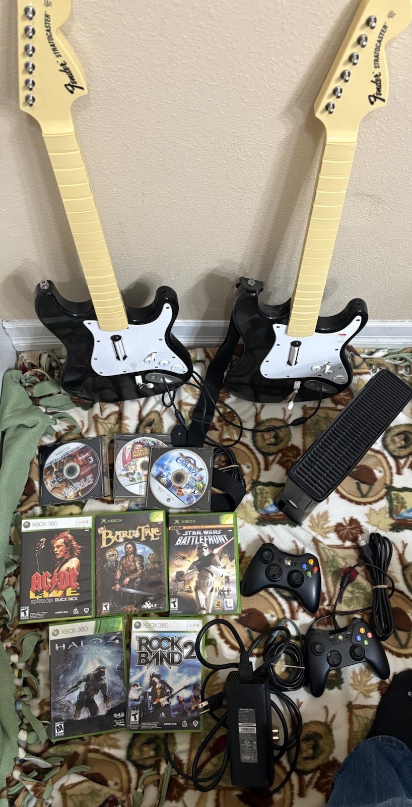 Xbox 360 Slim 250 Gb Bundle 8 Games 2 Controllers Rock Band Guitars RPG action