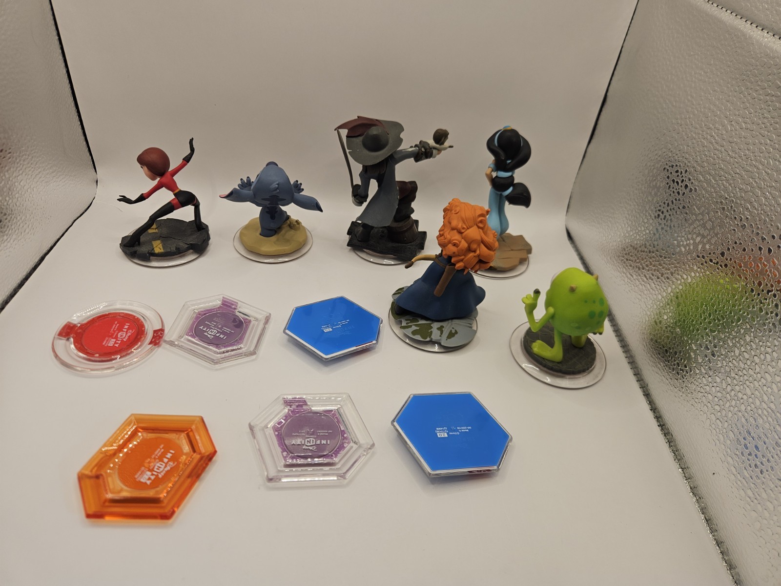 Disney Infinity Lot: 6 Figures (Stitch, Merida, Barbossa) 6 Power Discs Hexes