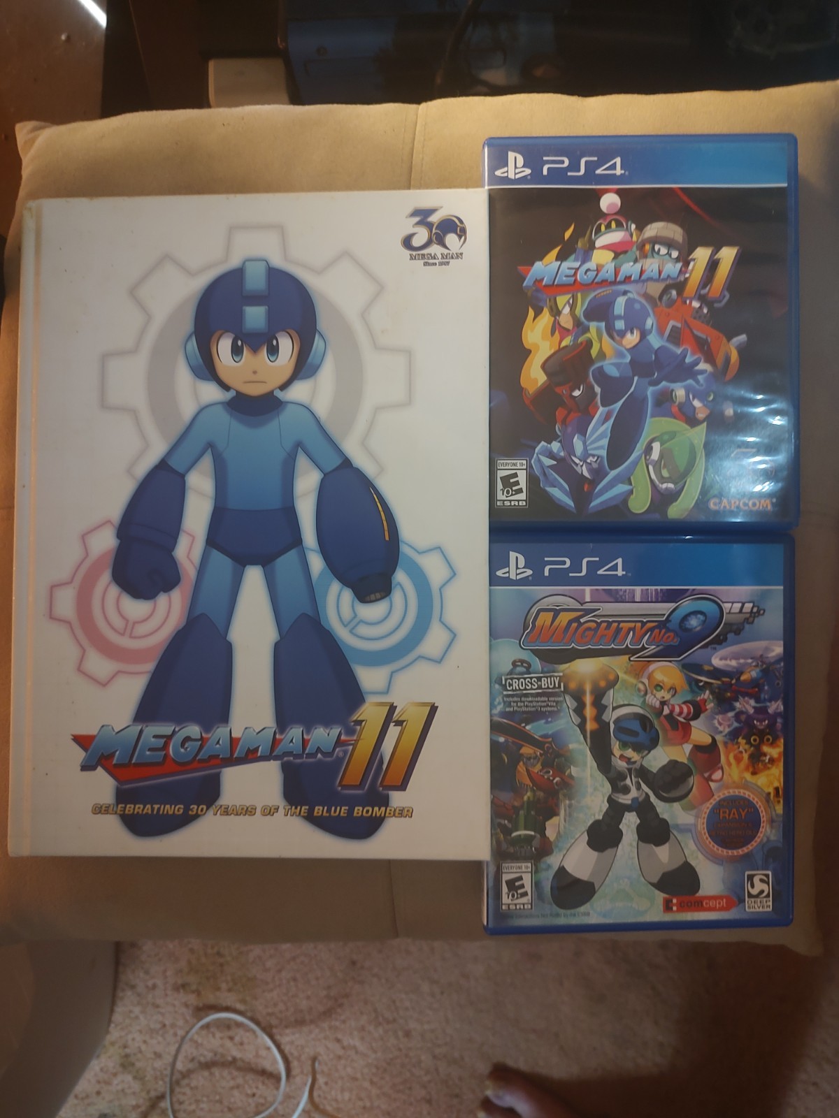 MEGA MAN 11 30 YEAR COLLECORS EDITION STRATEGY GUIDE PS4 MIGHTY NO 9 POSTER