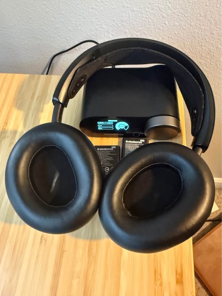 Steel Series Arctic Nova Pro Wireless with box, bag, 2 batteries