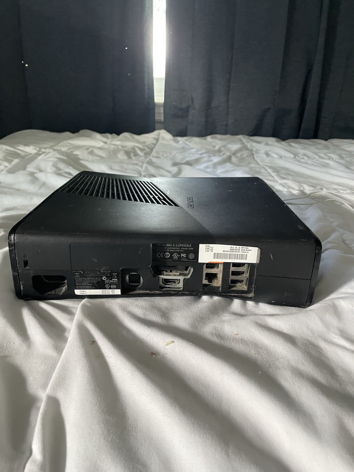 Microsoft Xbox 360 S Console – Black. DOES NOT COME WITH CABLES.