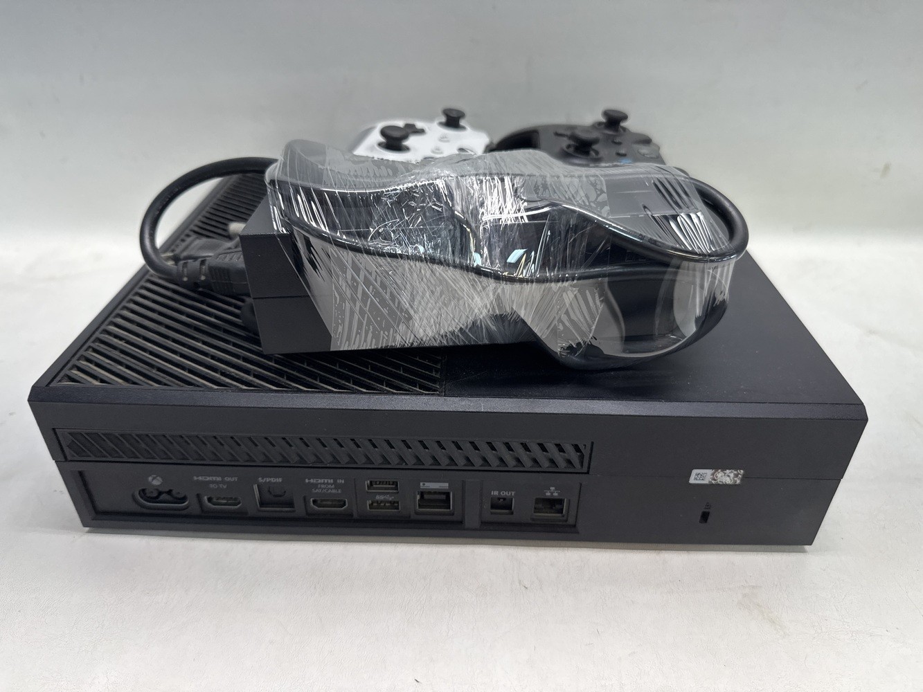 Xbox One 1540 xbox one 1TB with 2 Controllers and power cord