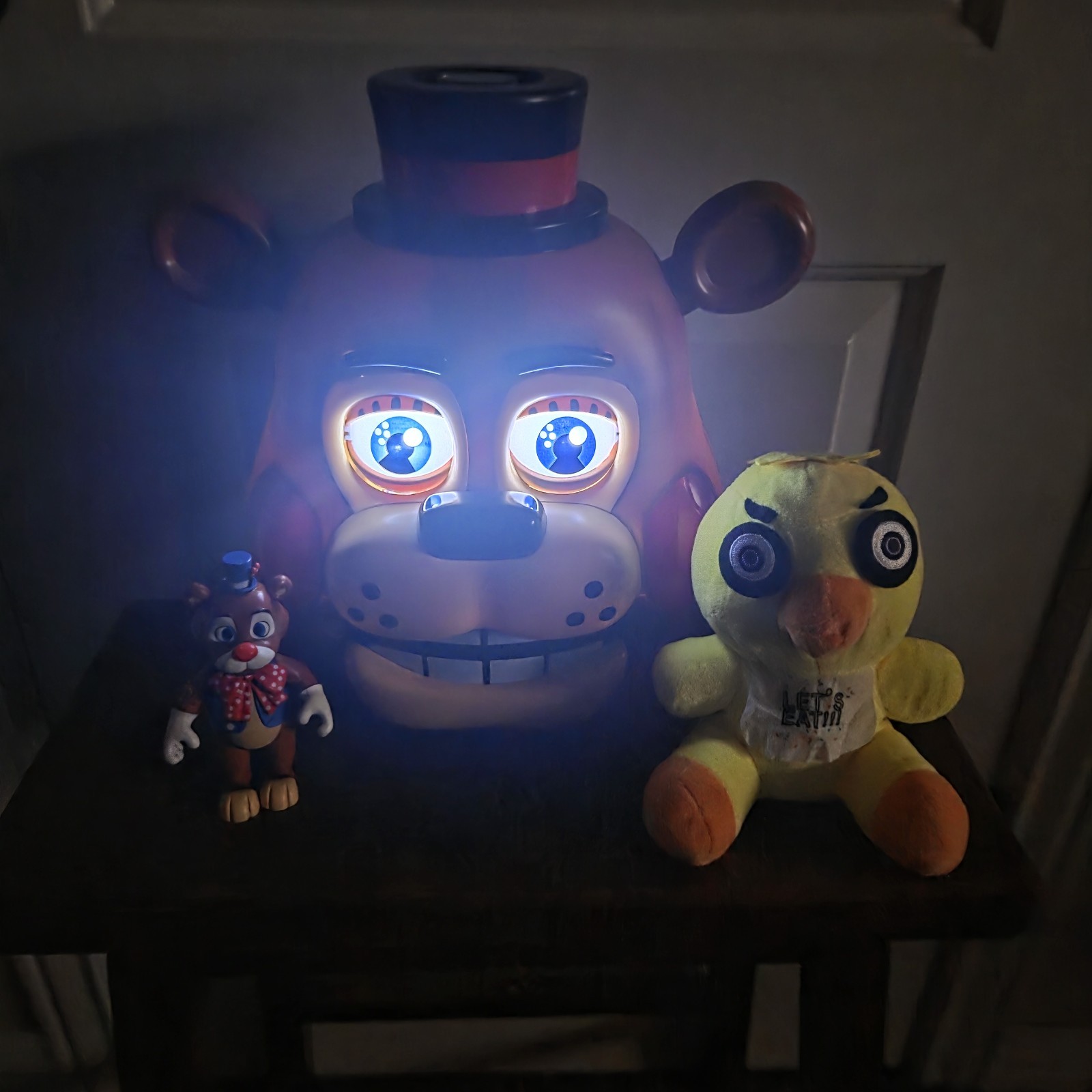 Five Nights at Freddy’s Animatronic Head/Bank w Extras, Lights up!