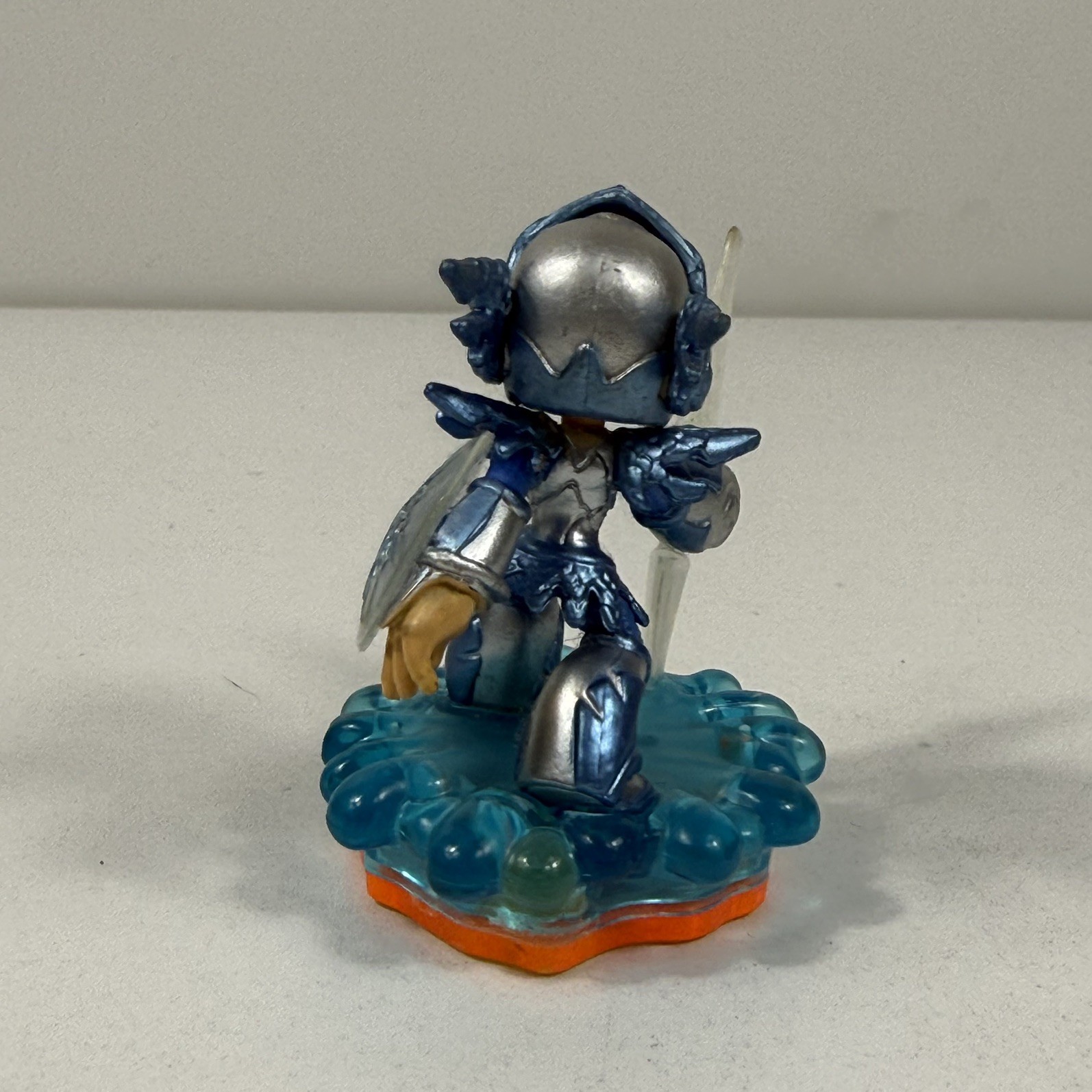 SKYLANDERS GIANTS LIGHTCORE CHILL FIGURE – WATER ELEMENT TESTED AND WORKING