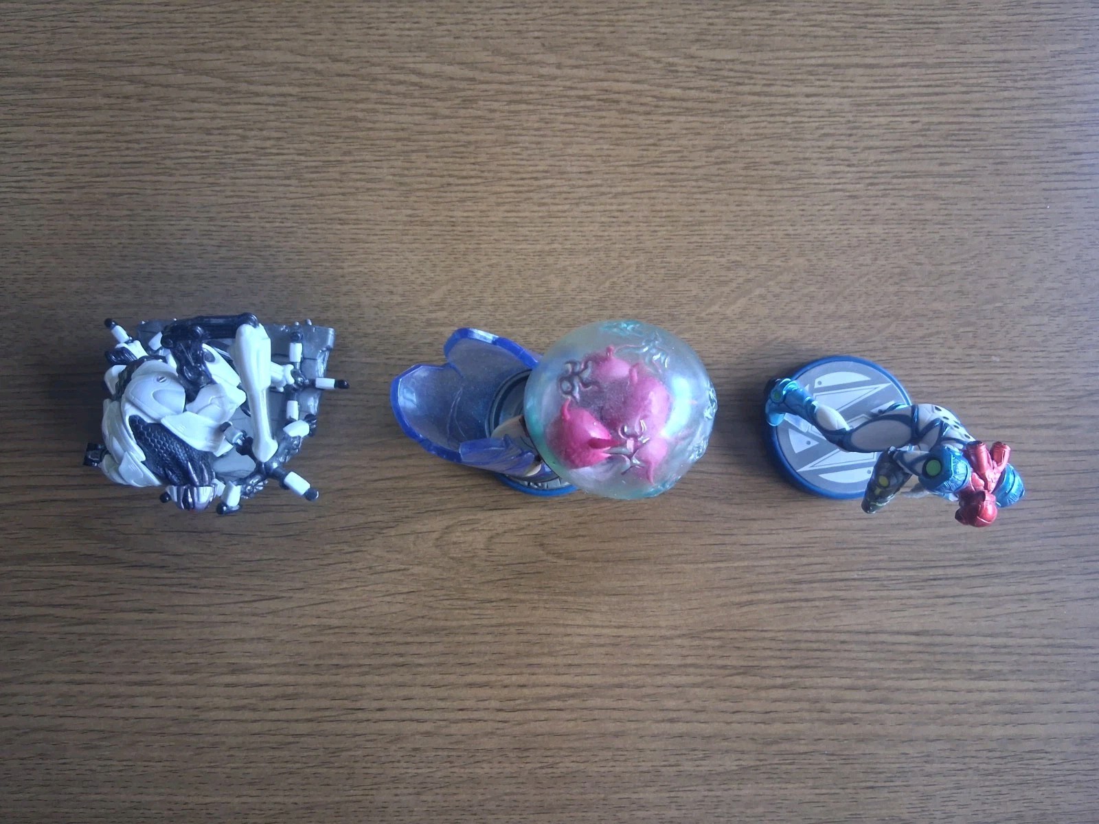 Metroid Amiibo lot of Dread version Samus, Metroid tube, and a white EMMI unit