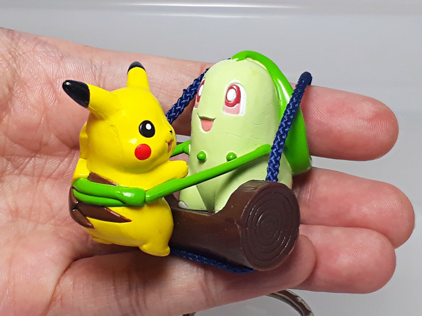 Chikorita Pikachu Pokemon Figure Swing Keychain Banpresto 2002 Japan Q06 1.8in