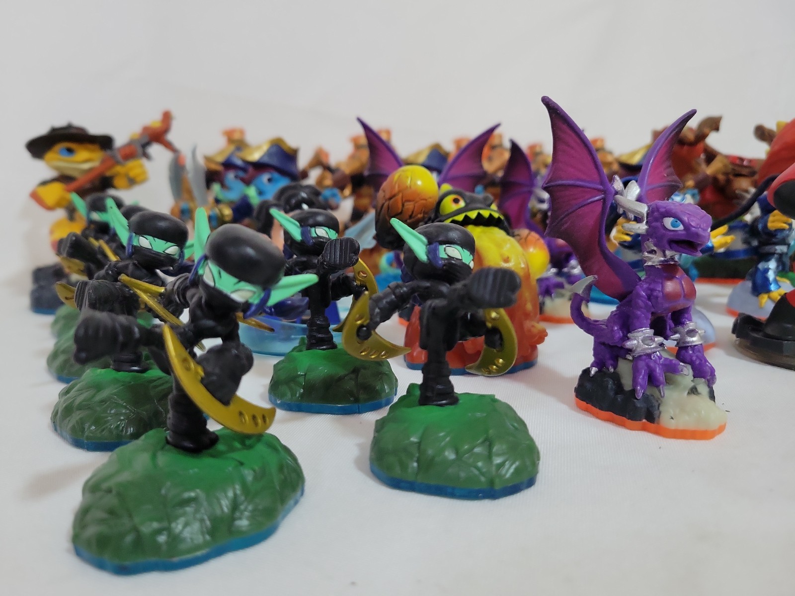 Activision Skylanders – Bulk Lot of 30 + Figures