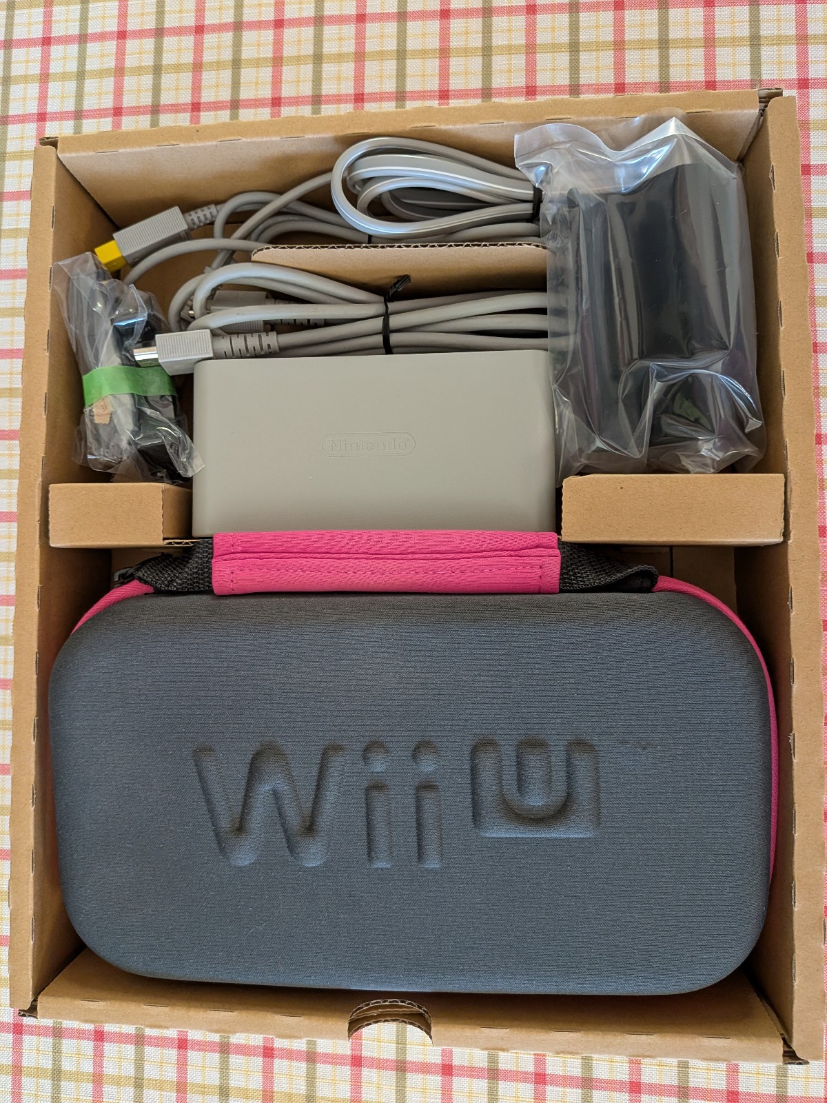 Nintendo Wii U Deluxe 32GB Console w/Original Box, no games, bonus gamepad case