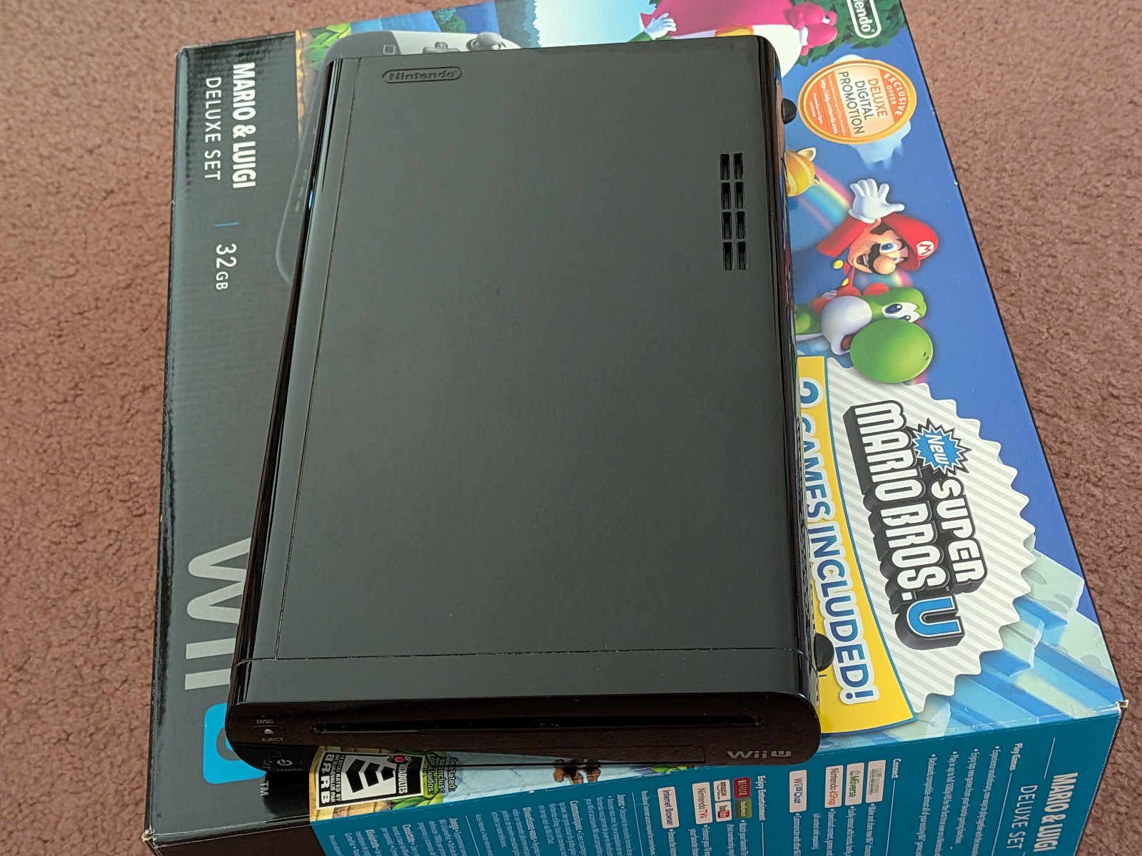 Nintendo Wii U Deluxe 32GB Console w/Original Box, no games, bonus gamepad case