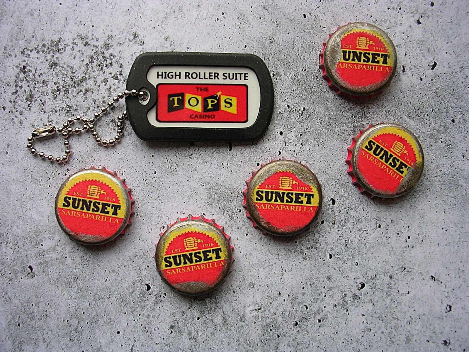Fallout New Vegas TOPS Keychain Sunset Sarsaparilla Caps NCR currency