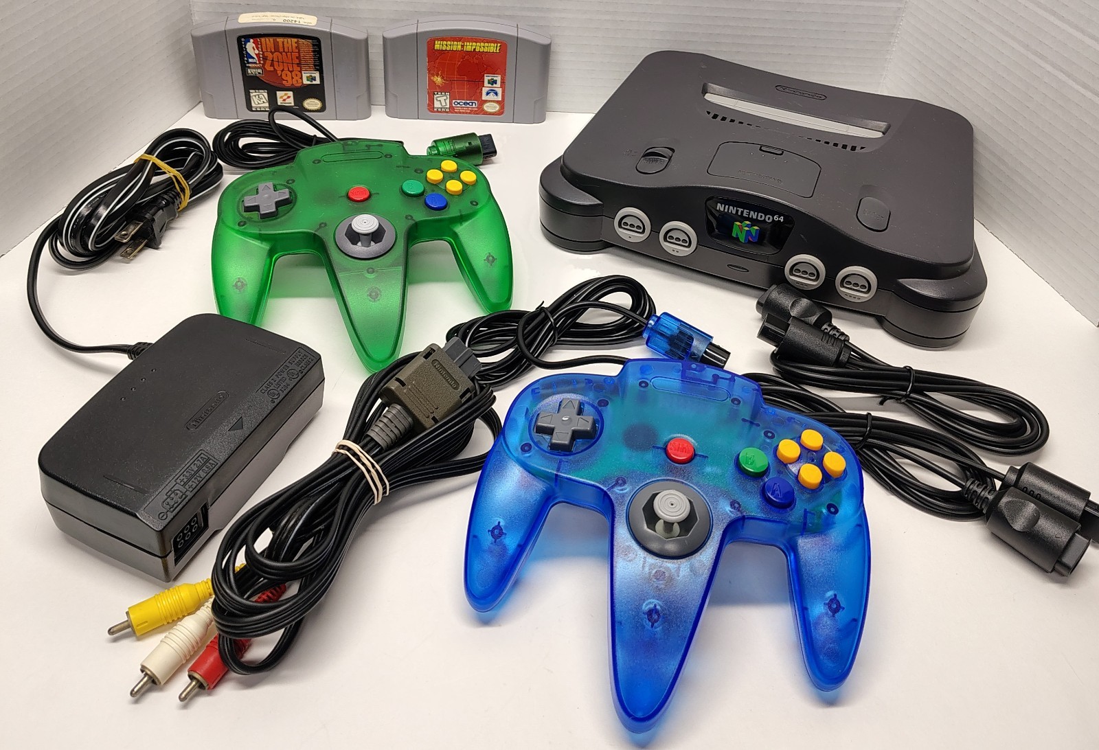 Nintendo N64 NUS-001 JPN 2 Games – 2 Controllers & Plays US & Japanese Games
