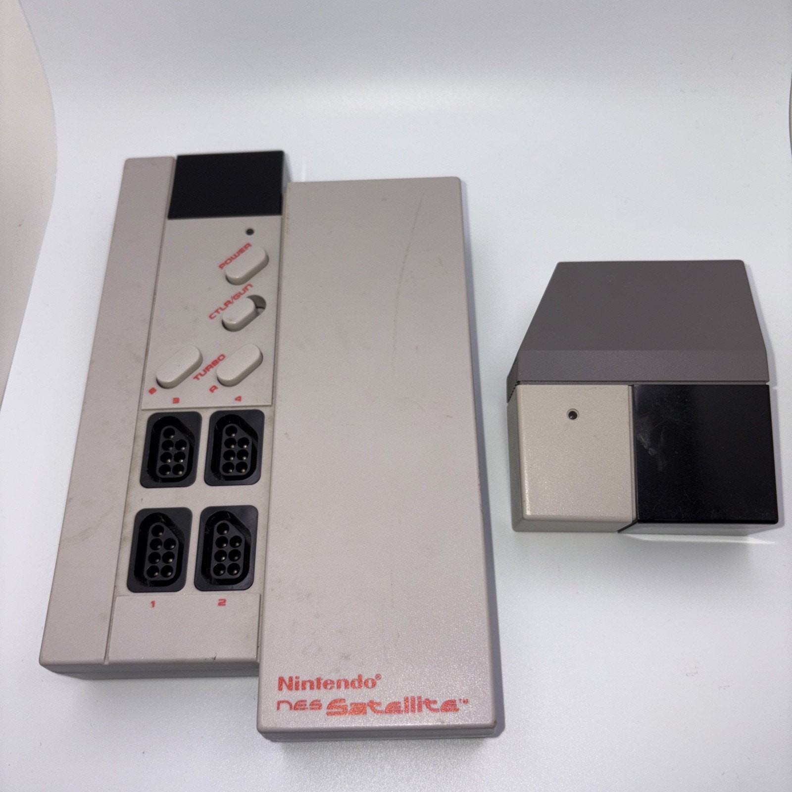 NES Satellite (Nintendo 1989)4 Player OEM Transmitter & Receiver