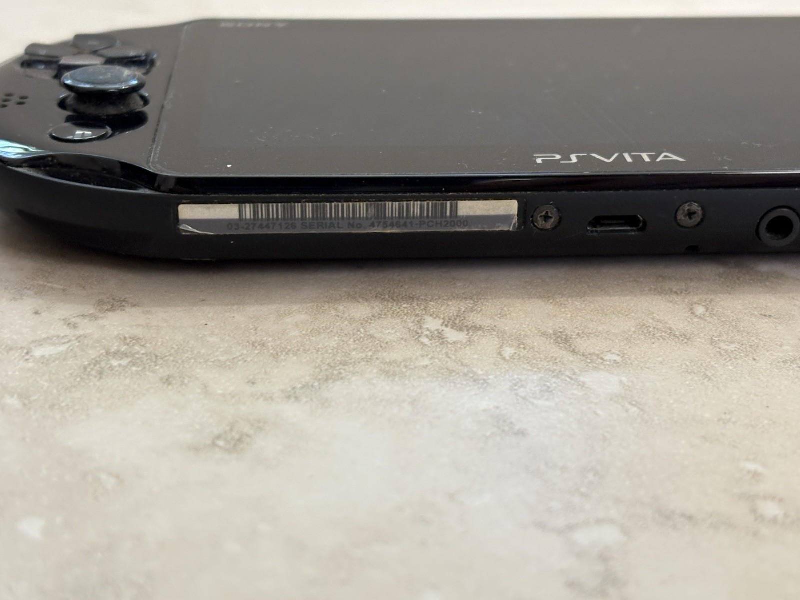 Sony PS Vita 2000 Slim PCH-2000 – Black *GREAT* + Charger