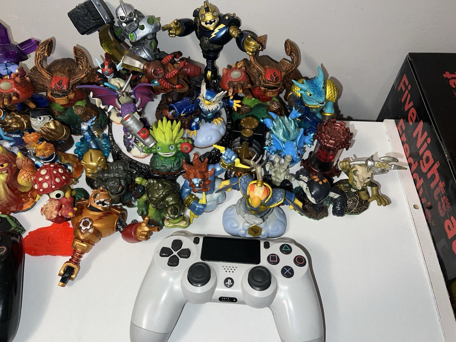 Skylander figure lot with Skylander Bag