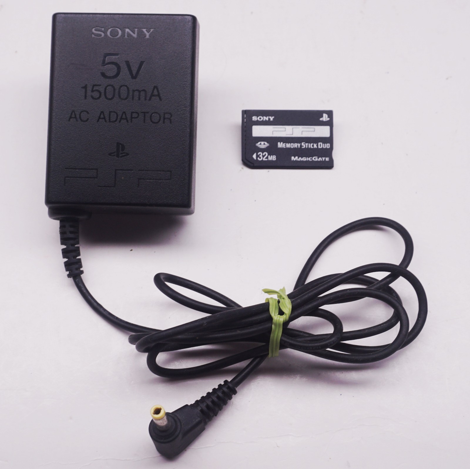 Sony Official OEM PSP Adapter 5v AC Adaptor + Memory Card Stick Pro Duo 32mb Set