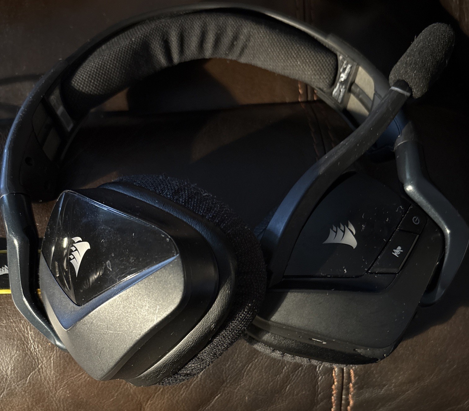 Corsair Headset Wireless Gaming And VOIP Calls Works Well. Few Scuffs.
