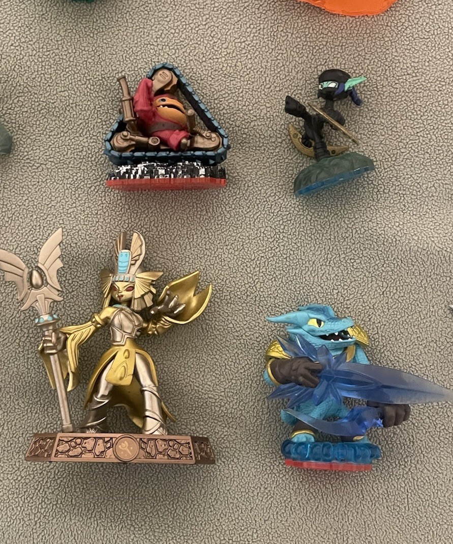 Skylanders Lot of 22 Pieces Figures Bundle Clean Used Stitch Donkey Kong