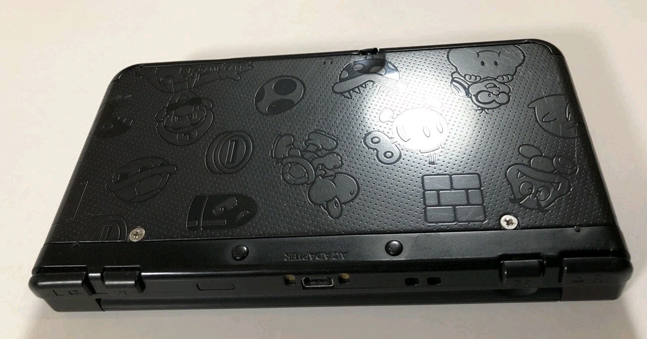 New Nintendo 3DS – Original Super Mario Edition (Black Friday) w/charger, READ