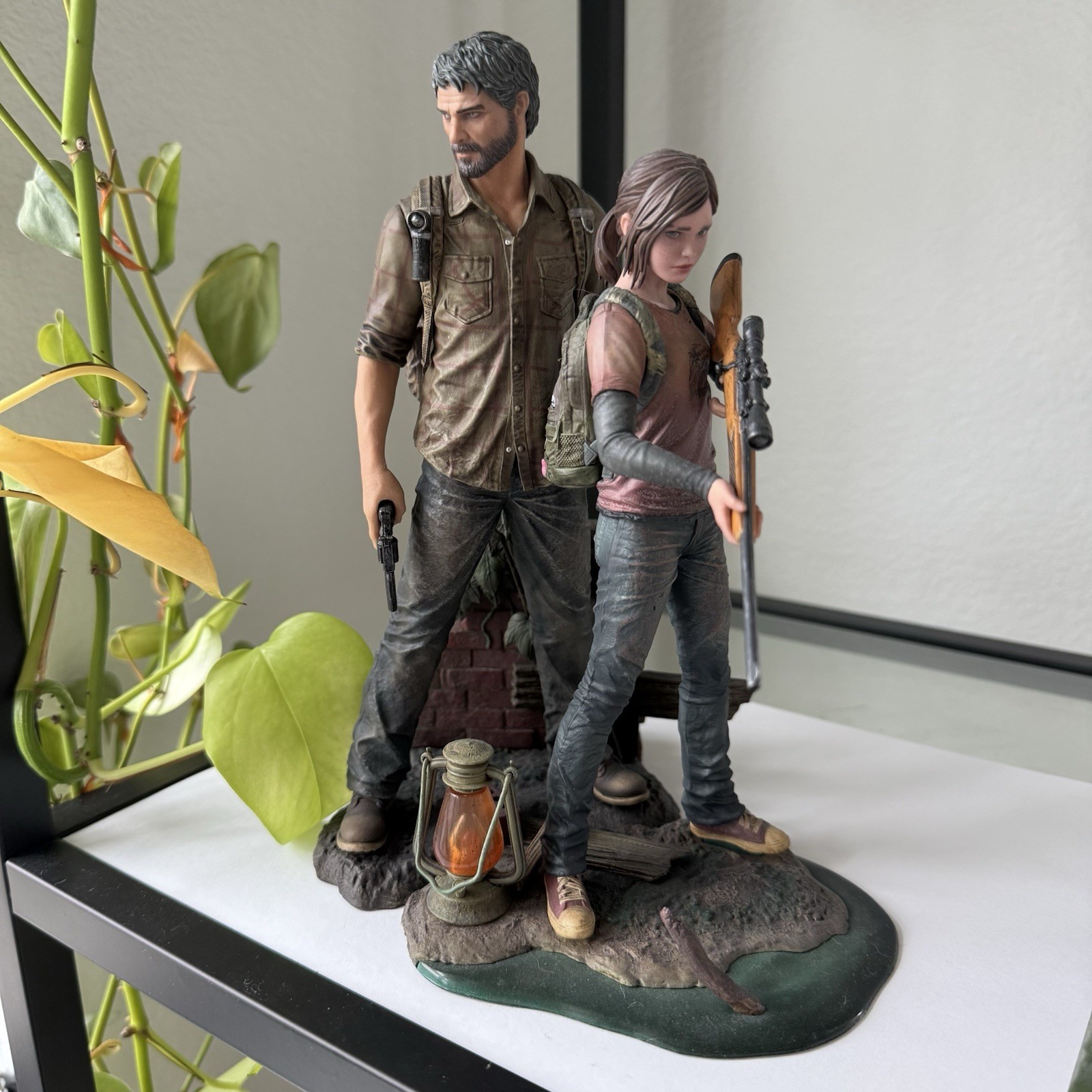 Mamegyorai The Last of Us Joel and Ellie 1:9 Statue Set – Sideshow Collectibles