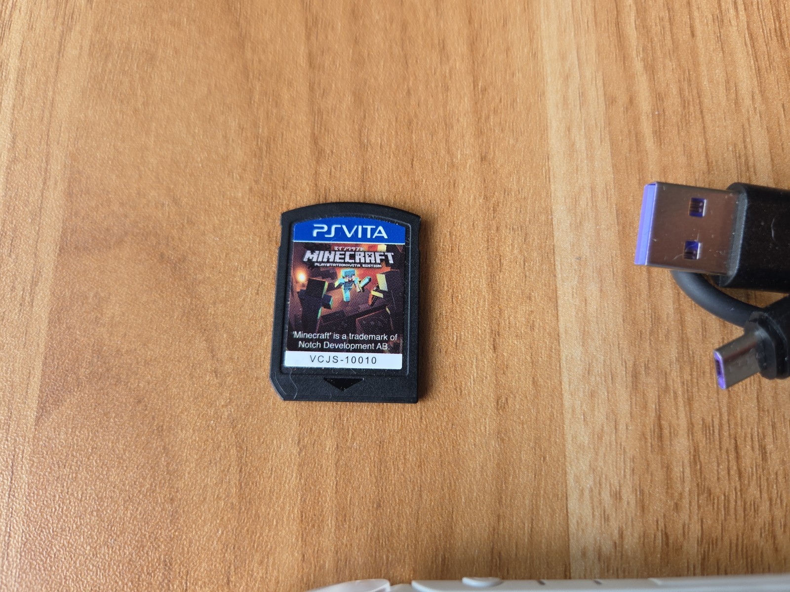 Sony PS Vita PCH-2000 Slim White + Charger GREAT CONDITION US SELLER