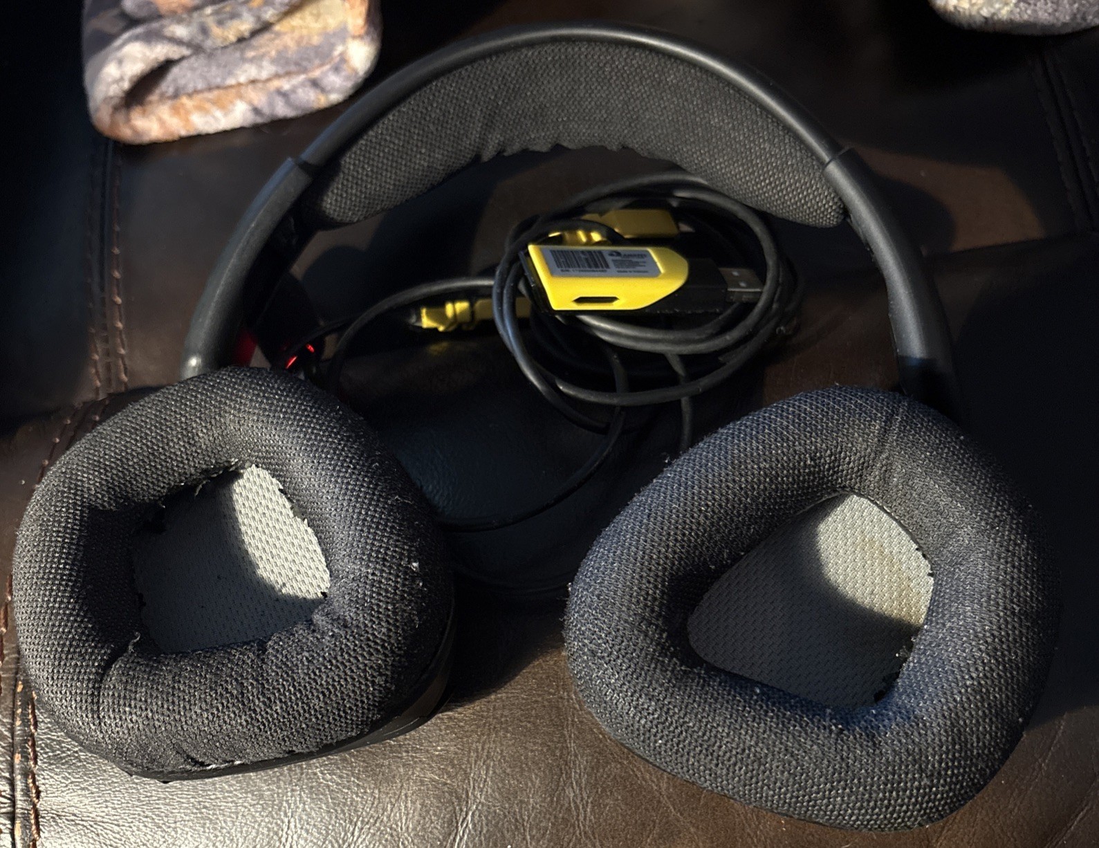 Corsair Headset Wireless Gaming And VOIP Calls Works Well. Few Scuffs.