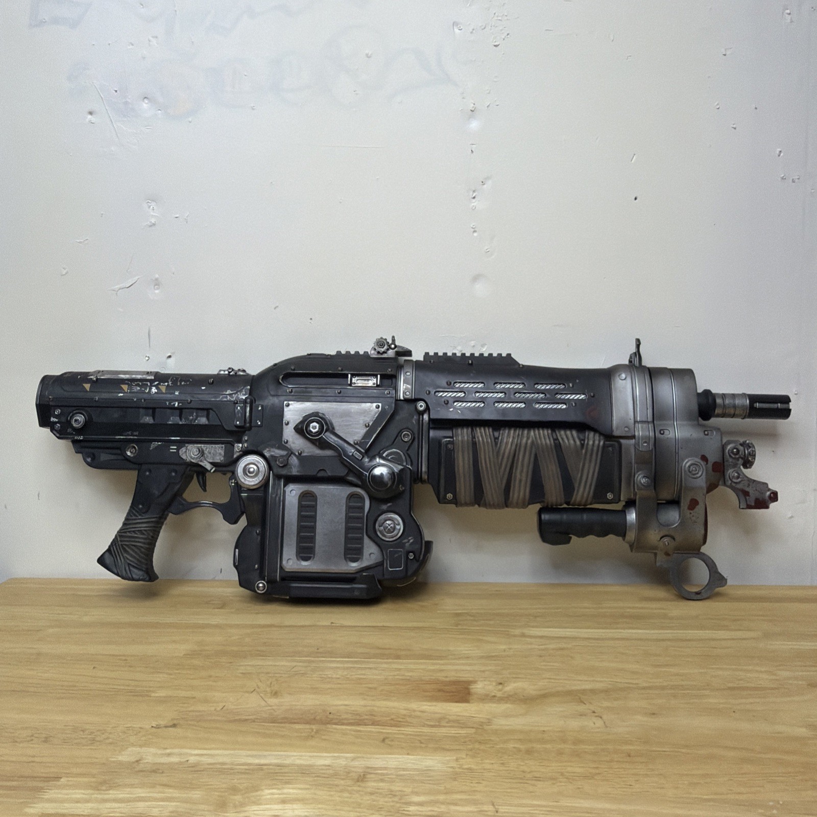 Official Gears Of War 3 Bloody Retro Lancer Neca Weapon Replica Missing Knife