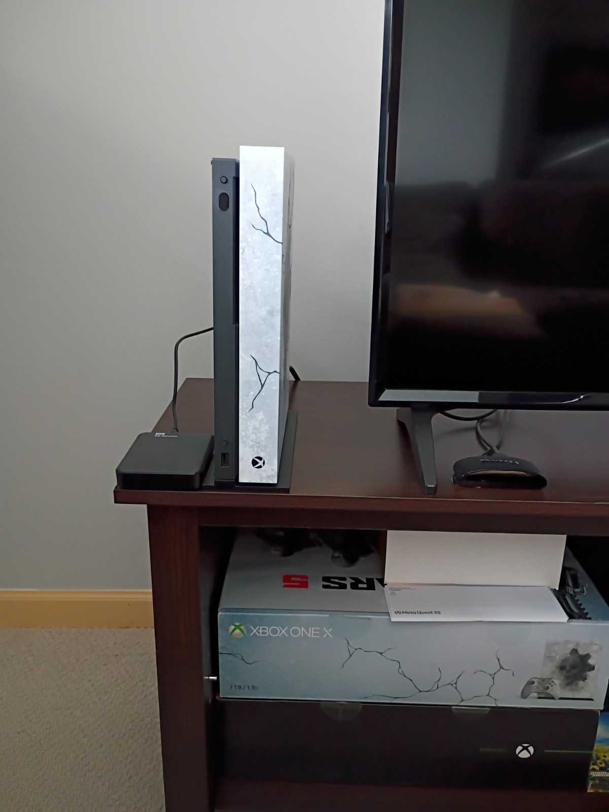 Xbox One X 1TB Gears 5 Limited Edition Console Bundle + Gears 5 Charger. Mint