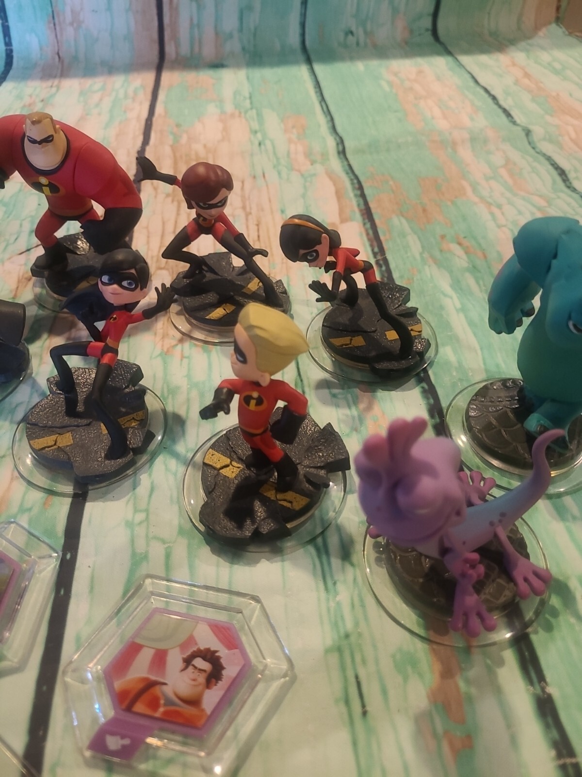 Disney Infinity Lot Of 14 Figures And 11 Power Disc The Incredibles Pirates