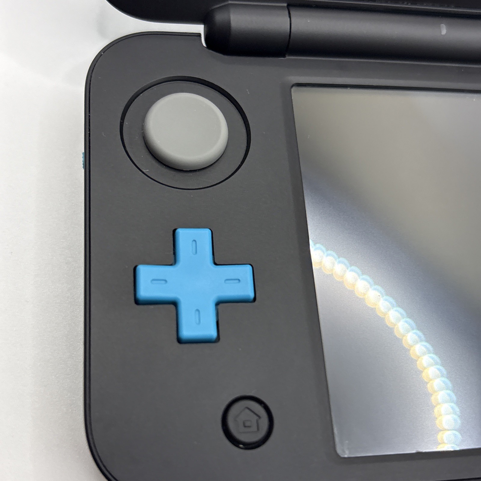 Nintendo 2DS XL Console – Black/Turquoise – Bundle W/ Charger / Case / Game