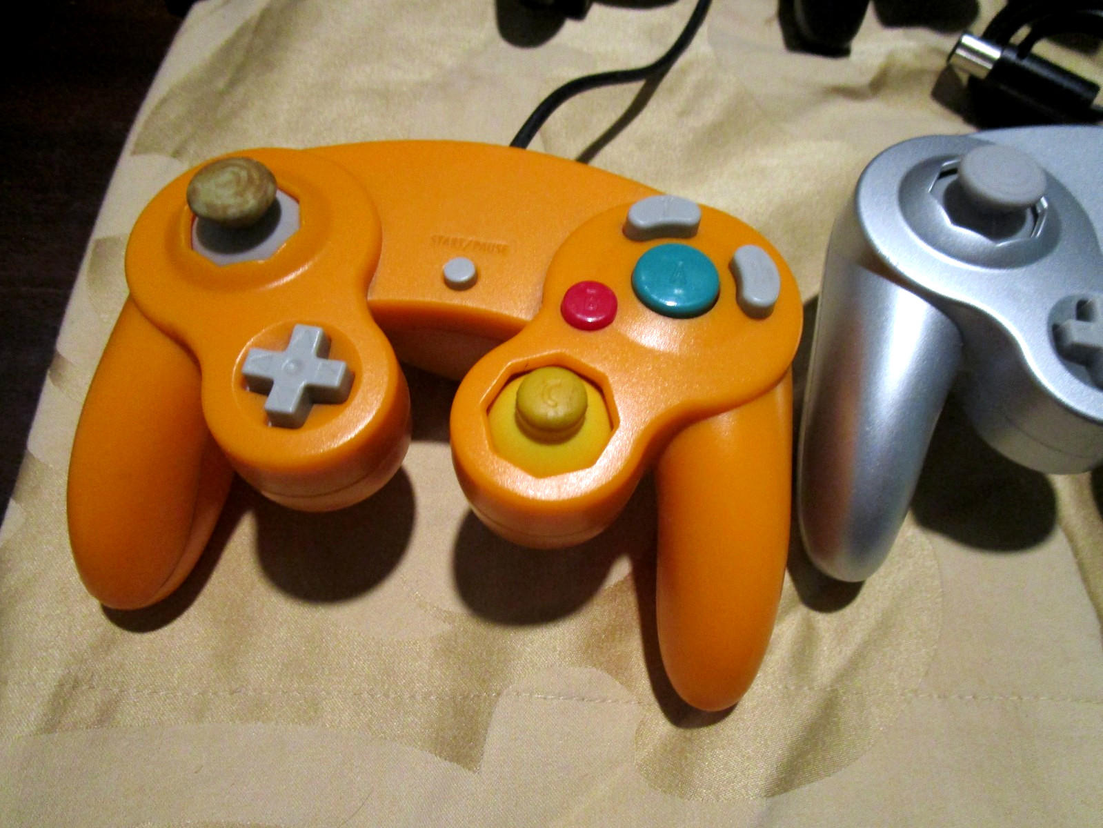 LOT 6 Unbranded Handheld Nintendo Gamecube Controllers White Black Silver Orange