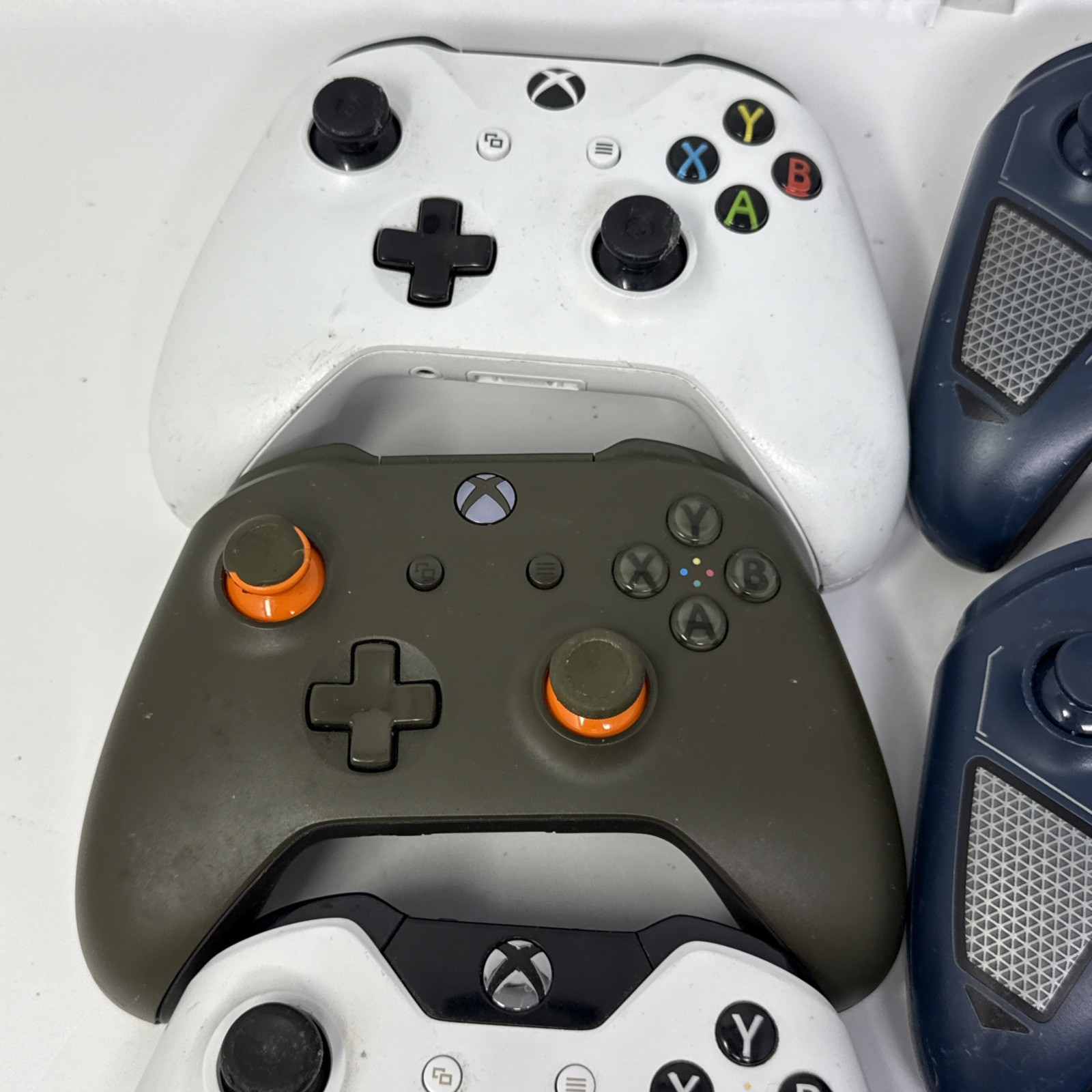 Lot Of 14 Various Condition Genuine Xbox One Controllers Model 1537, 1697, 1708