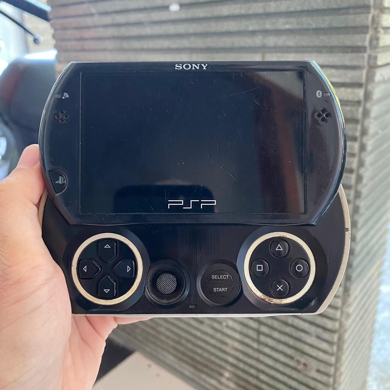 Pre-Owned Sony PSP GO Black PSP-N1001 – See Photos Read Description!!